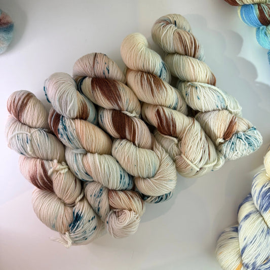 Hand-dyed: Merino wool (fingering weight) - Ellie.k