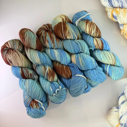 Hand-dyed: Merino wool (fingering weight) - Ellie.k